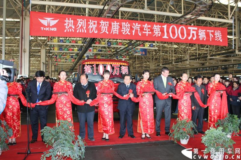 3月3日上午，山东唐骏欧铃汽车制造有限公司在淄博市淄川区的厂区内举行了建厂以来的第100万辆车的下线仪式。图为与会嘉宾为下线仪式剪裁