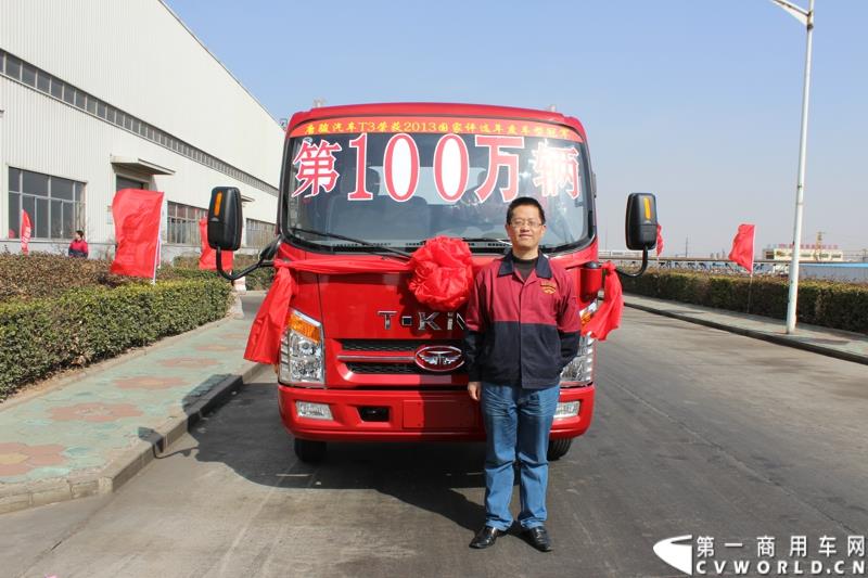 3月3日上午，山东唐骏欧铃汽车制造有限公司在淄博市淄川区的厂区内举行了建厂以来的第100万辆车的下线仪式。图为唐骏汽车负责宣传的杨道通部长与第100万辆车合影留念