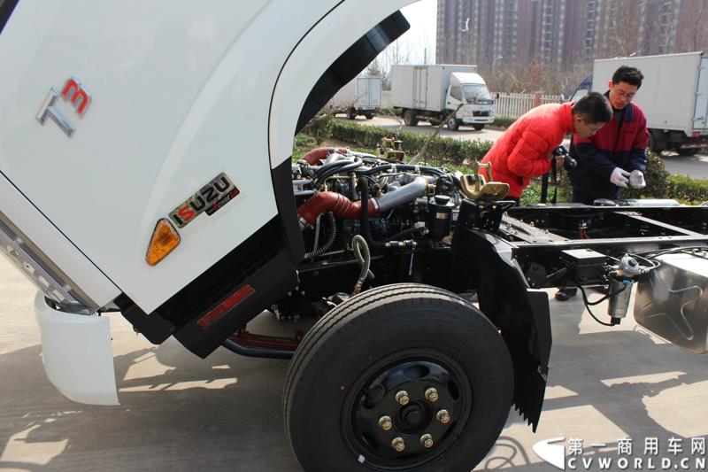 3月3日上午，山东唐骏欧铃汽车制造有限公司在淄博市淄川区的厂区内举行了建厂以来的第100万辆车的下线仪式。图为唐骏汽车集团厂区内展示的搭载五十铃发动机的国四车型新品