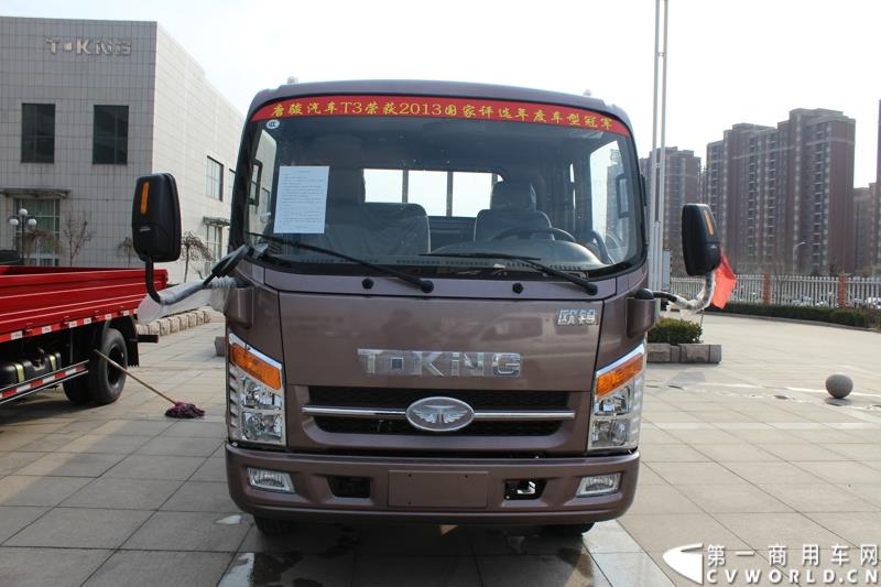 3月3日上午，山东唐骏欧铃汽车制造有限公司在淄博市淄川区的厂区内举行了建厂以来的第100万辆车的下线仪式。图为唐骏汽车集团厂区内展示的国四车型新品