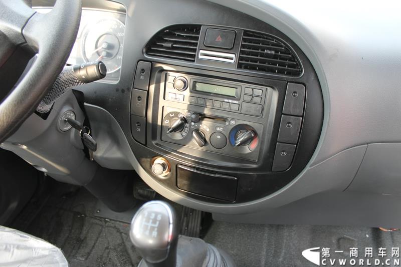 3月3日上午，山东唐骏欧铃汽车制造有限公司在淄博市淄川区的厂区内举行了建厂以来的第100万辆车的下线仪式。图为唐骏汽车集团厂区内展示的国四车型新品