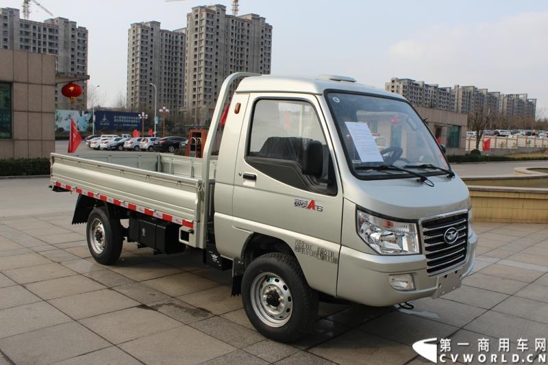 3月3日上午，山东唐骏欧铃汽车制造有限公司在淄博市淄川区的厂区内举行了建厂以来的第100万辆车的下线仪式。图为唐骏汽车集团厂区内展示的国四车型新品