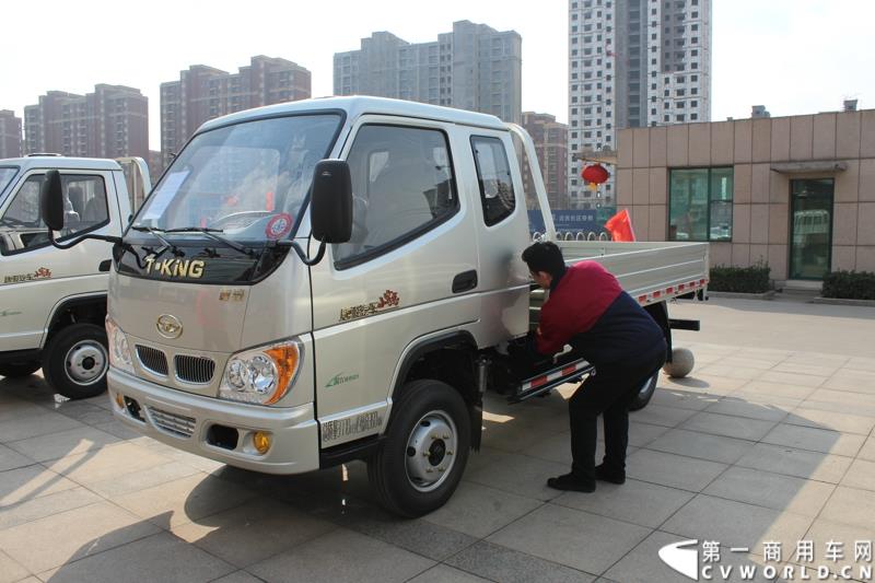 3月3日上午，山东唐骏欧铃汽车制造有限公司在淄博市淄川区的厂区内举行了建厂以来的第100万辆车的下线仪式。图为唐骏汽车集团厂区内展示的国四车型新品