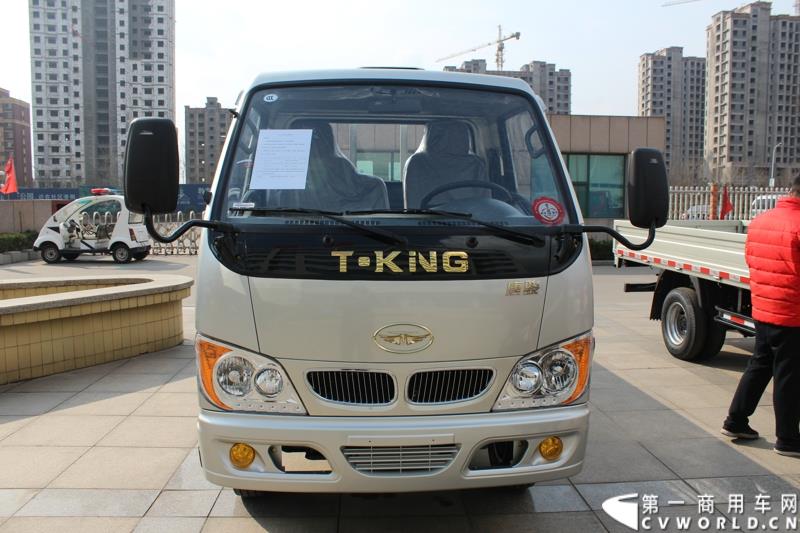 3月3日上午，山东唐骏欧铃汽车制造有限公司在淄博市淄川区的厂区内举行了建厂以来的第100万辆车的下线仪式。图为唐骏汽车集团厂区内展示的国四车型新品