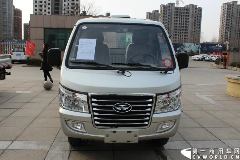 3月3日上午，山东唐骏欧铃汽车制造有限公司在淄博市淄川区的厂区内举行了建厂以来的第100万辆车的下线仪式。图为唐骏汽车集团厂区内展示的国四车型新品