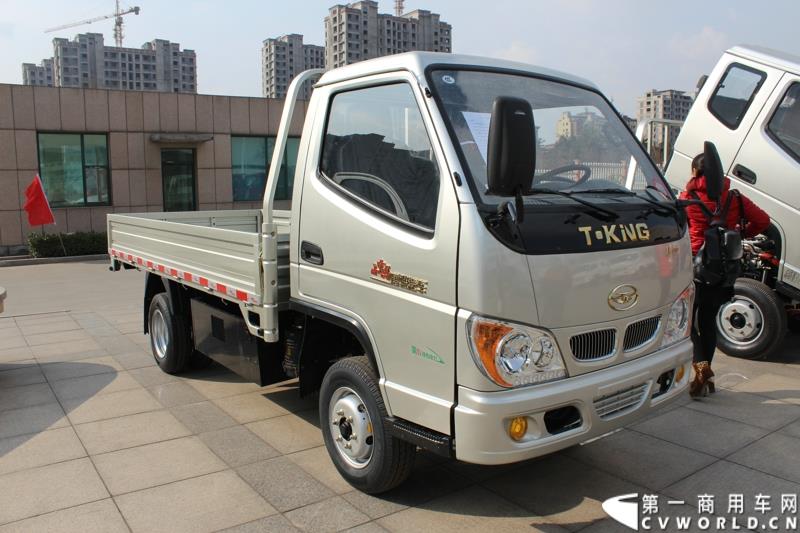 3月3日上午，山东唐骏欧铃汽车制造有限公司在淄博市淄川区的厂区内举行了建厂以来的第100万辆车的下线仪式。图为唐骏汽车集团厂区内展示的国四车型新品