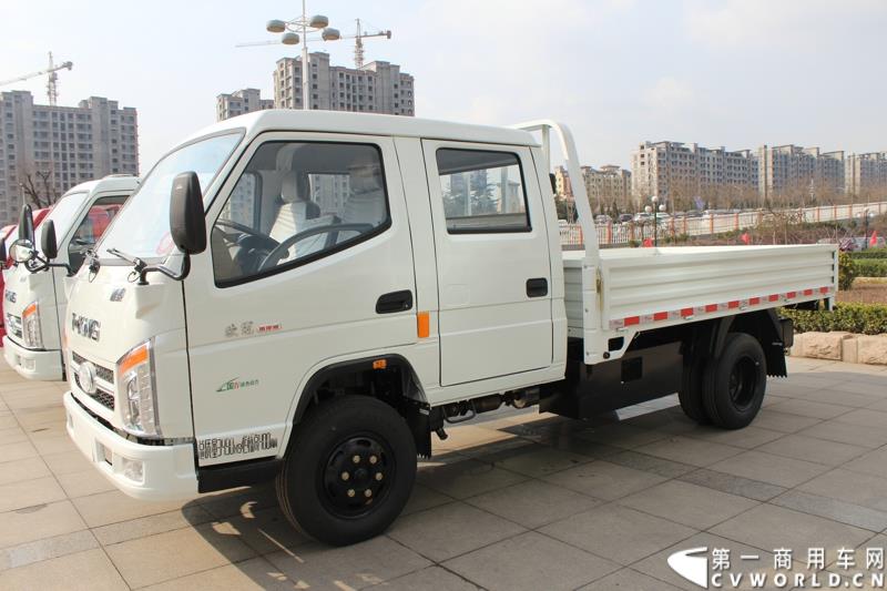 3月3日上午，山东唐骏欧铃汽车制造有限公司在淄博市淄川区的厂区内举行了建厂以来的第100万辆车的下线仪式。图为唐骏汽车集团厂区内展示的国四车型新品