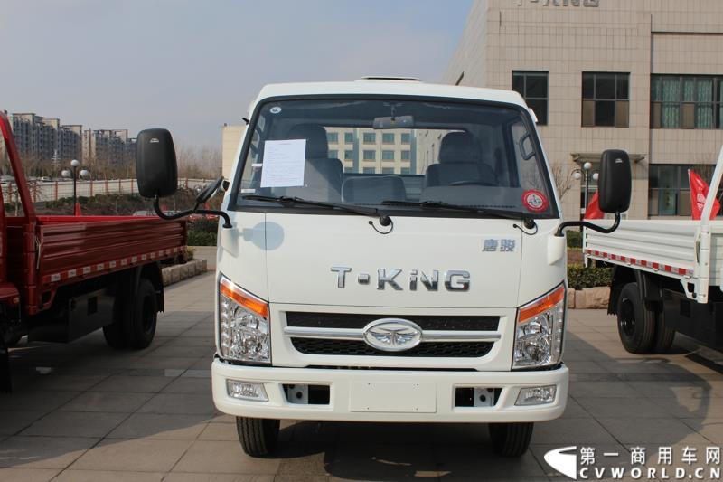 3月3日上午，山东唐骏欧铃汽车制造有限公司在淄博市淄川区的厂区内举行了建厂以来的第100万辆车的下线仪式。图为唐骏汽车集团厂区内展示的国四车型新品