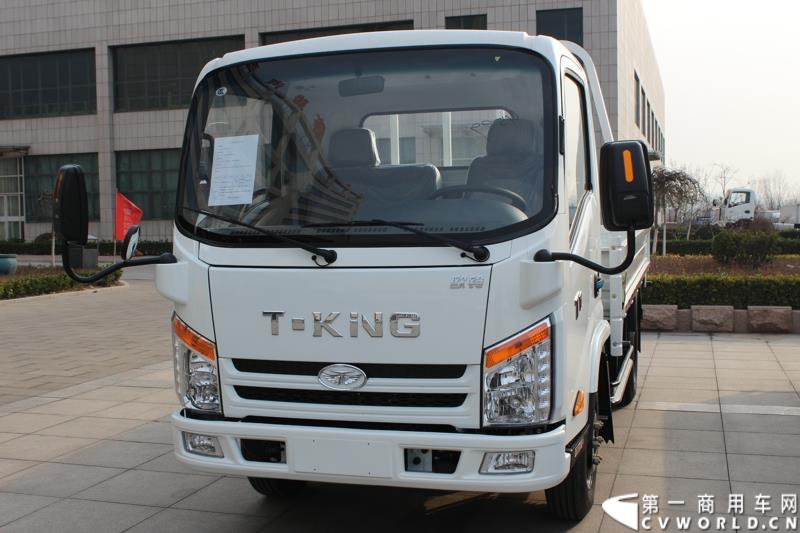 3月3日上午，山东唐骏欧铃汽车制造有限公司在淄博市淄川区的厂区内举行了建厂以来的第100万辆车的下线仪式。图为唐骏汽车集团厂区内展示的国四车型新品