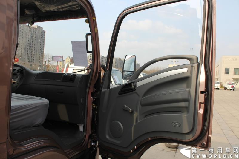 3月3日上午，山东唐骏欧铃汽车制造有限公司在淄博市淄川区的厂区内举行了建厂以来的第100万辆车的下线仪式。图为唐骏汽车集团厂区内展示的国四车型新品内饰 