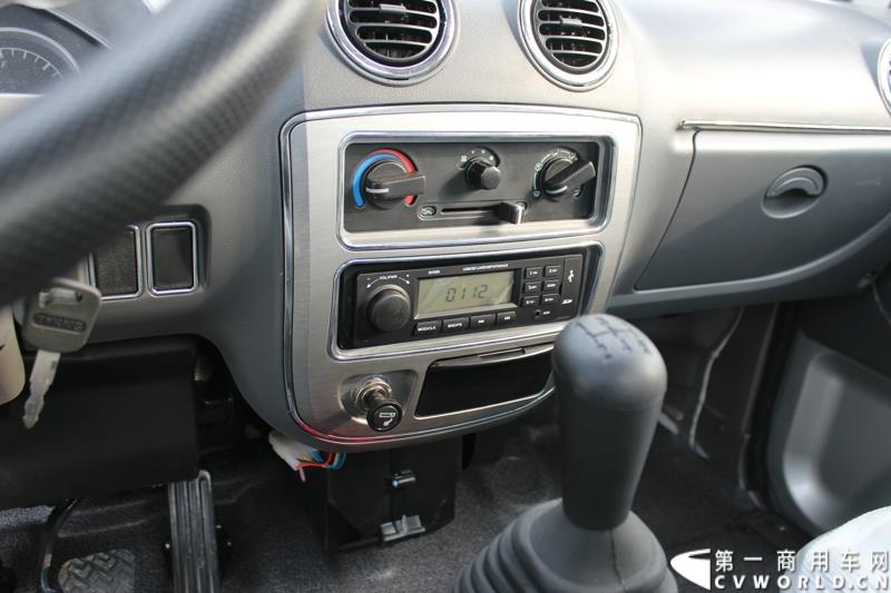 3月3日上午，山东唐骏欧铃汽车制造有限公司在淄博市淄川区的厂区内举行了建厂以来的第100万辆车的下线仪式。图为唐骏汽车集团厂区内展示的国四车型新品内饰 