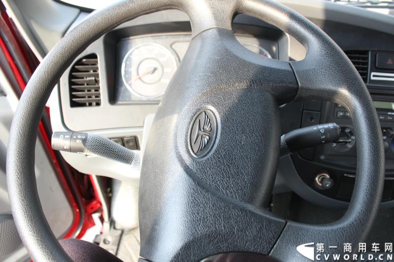 3月3日上午，山东唐骏欧铃汽车制造有限公司在淄博市淄川区的厂区内举行了建厂以来的第100万辆车的下线仪式。图为唐骏汽车集团厂区内展示的国四车型新品内饰 