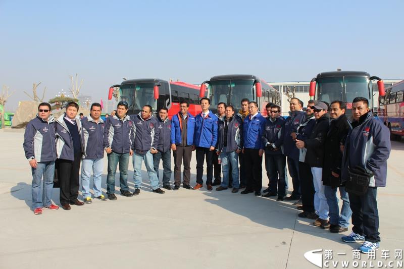 3月11日，中通客车控股股份有限公司第2万辆客车出口发车庆典暨出口非洲高档大客车交车仪式在山东聊城中通新基地隆重举行。图为中通客车高层与外宾合影
