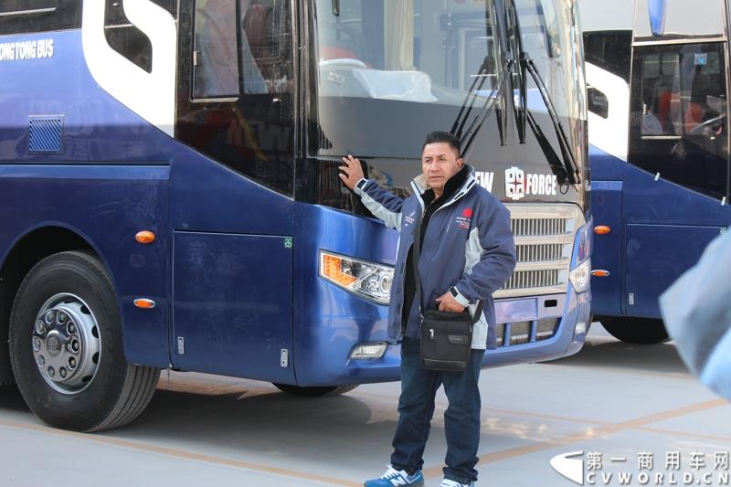 3月11日，中通客车控股股份有限公司第2万辆客车出口发车庆典暨出口非洲高档大客车交车仪式在山东聊城中通新基地隆重举行。图为
中通客车第2万辆客车出口发车仪式现场展示的出口客车 