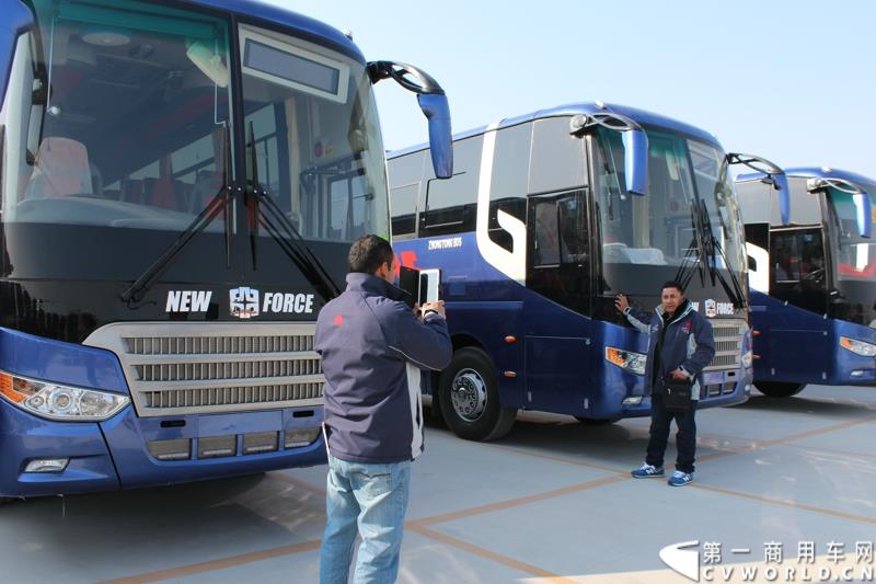 3月11日，中通客车控股股份有限公司第2万辆客车出口发车庆典暨出口非洲高档大客车交车仪式在山东聊城中通新基地隆重举行。图为
中通客车第2万辆客车出口发车仪式现场展示的出口客车 