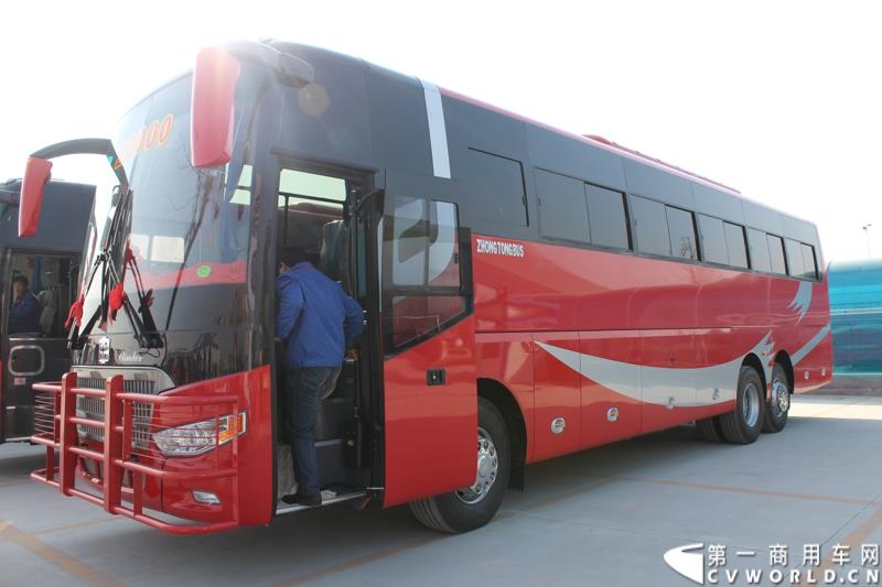 3月11日，中通客车控股股份有限公司第2万辆客车出口发车庆典暨出口非洲高档大客车交车仪式在山东聊城中通新基地隆重举行。图为
中通客车第2万辆客车出口发车仪式现场展示的出口客车 