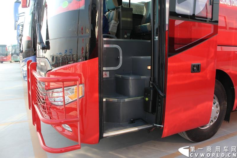 3月11日，中通客车控股股份有限公司第2万辆客车出口发车庆典暨出口非洲高档大客车交车仪式在山东聊城中通新基地隆重举行。图为
中通客车第2万辆客车出口发车仪式现场展示的出口客车 