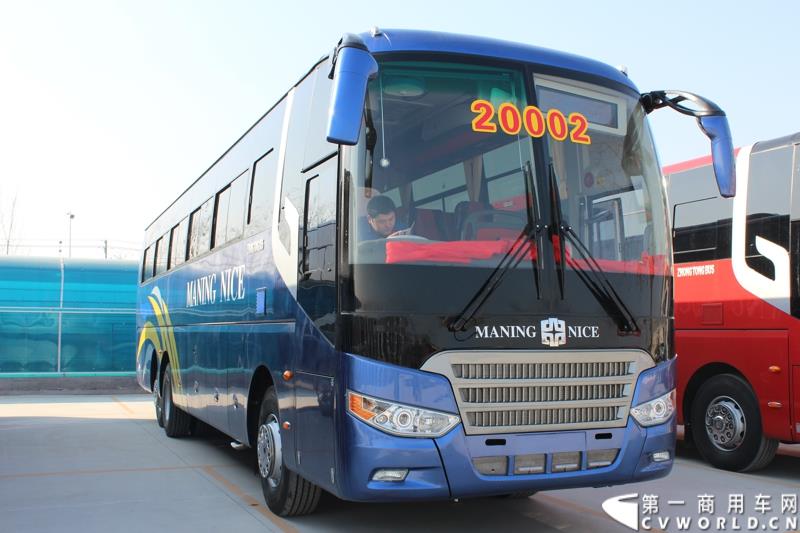3月11日，中通客车控股股份有限公司第2万辆客车出口发车庆典暨出口非洲高档大客车交车仪式在山东聊城中通新基地隆重举行。图为
中通客车第2万辆客车出口发车仪式现场展示的出口客车 