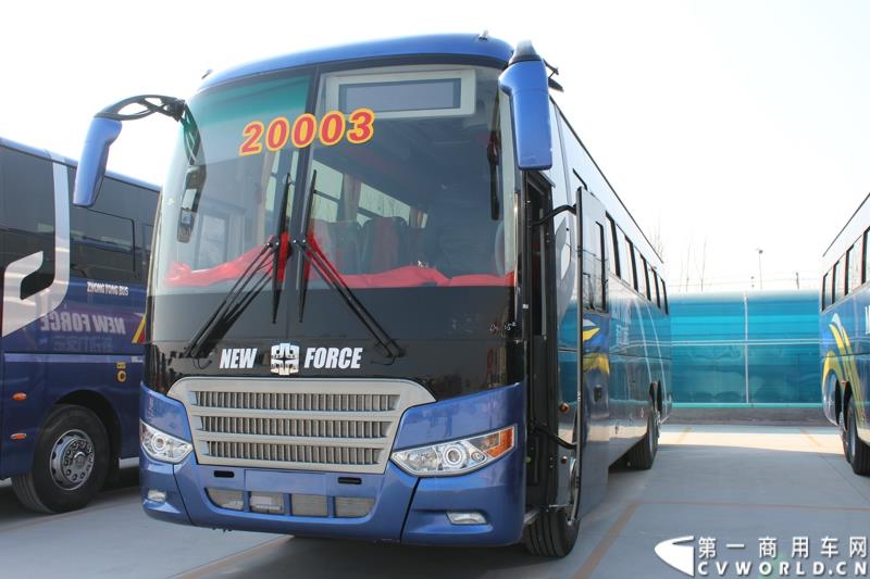 3月11日，中通客车控股股份有限公司第2万辆客车出口发车庆典暨出口非洲高档大客车交车仪式在山东聊城中通新基地隆重举行。图为
中通客车第2万辆客车出口发车仪式现场展示的出口客车 