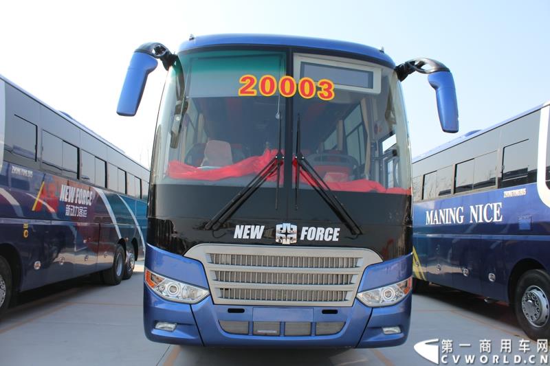 3月11日，中通客车控股股份有限公司第2万辆客车出口发车庆典暨出口非洲高档大客车交车仪式在山东聊城中通新基地隆重举行。图为
中通客车第2万辆客车出口发车仪式现场展示的出口客车 