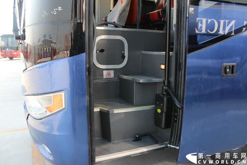 3月11日，中通客车控股股份有限公司第2万辆客车出口发车庆典暨出口非洲高档大客车交车仪式在山东聊城中通新基地隆重举行。图为
中通客车第2万辆客车出口发车仪式现场展示的出口客车 