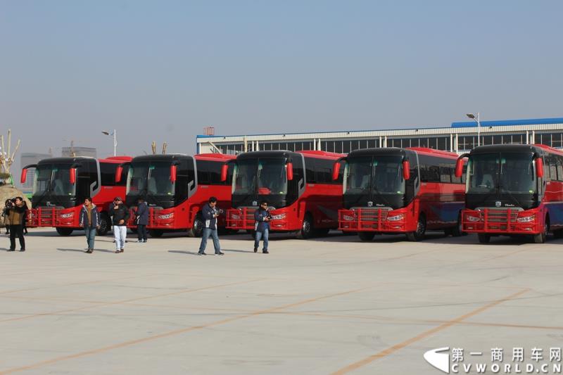 3月11日，中通客车控股股份有限公司第2万辆客车出口发车庆典暨出口非洲高档大客车交车仪式在山东聊城中通新基地隆重举行。图为
中通客车第2万辆客车出口发车仪式现场展示的出口客车 