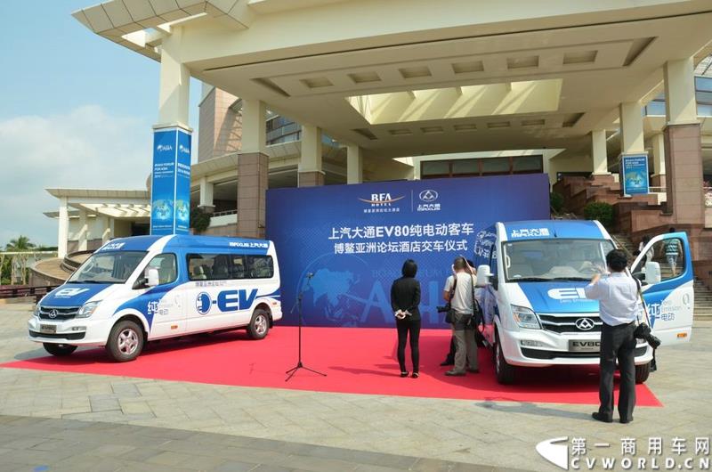 3月16日，5辆上汽大通EV80纯电动宽体轻客和20辆G10 MPV正式交付博鳌亚洲论坛大酒店。这批车将服务于本月26日即将召开的博鳌亚洲论坛。活动开始前，周围游客被EV80吸引参观展车