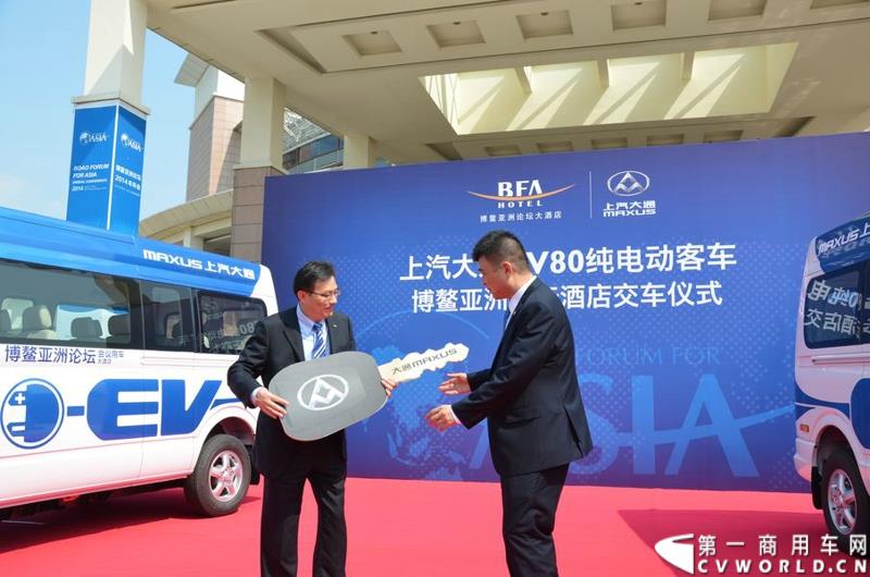 3月16日，5辆上汽大通EV80纯电动宽体轻客和20辆G10 MPV正式交付博鳌亚洲论坛大酒店。这批车将服务于本月26日即将召开的博鳌亚洲论坛。图为现场交车