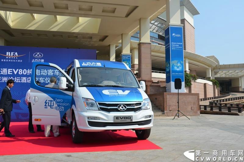 3月16日，5辆上汽大通EV80纯电动宽体轻客和20辆G10 MPV正式交付博鳌亚洲论坛大酒店。这批车将服务于本月26日即将召开的博鳌亚洲论坛。图为上汽大通EV80