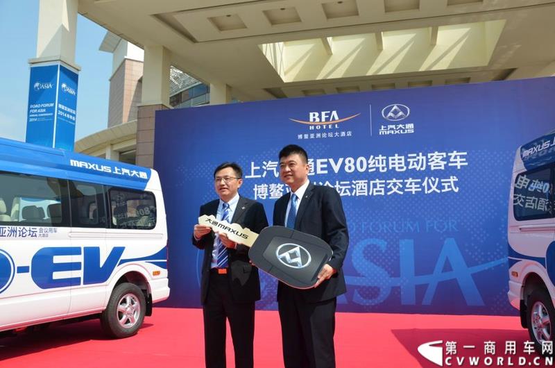 3月16日，5辆上汽大通EV80纯电动宽体轻客和20辆G10 MPV正式交付博鳌亚洲论坛大酒店。这批车将服务于本月26日即将召开的博鳌亚洲论坛。图为现场交车