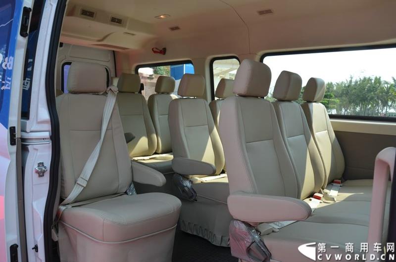 3月16日，5辆上汽大通EV80纯电动宽体轻客和20辆G10 MPV正式交付博鳌亚洲论坛大酒店。这批车将服务于本月26日即将召开的博鳌亚洲论坛。图为上汽大通EV80