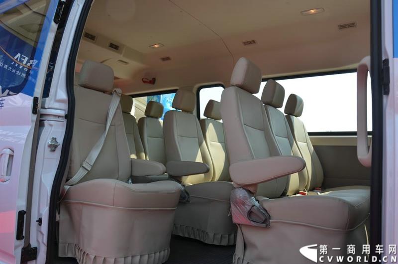 3月16日，5辆上汽大通EV80纯电动宽体轻客和20辆G10 MPV正式交付博鳌亚洲论坛大酒店。这批车将服务于本月26日即将召开的博鳌亚洲论坛。图为上汽大通EV80