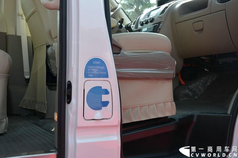 3月16日，5辆上汽大通EV80纯电动宽体轻客和20辆G10 MPV正式交付博鳌亚洲论坛大酒店。这批车将服务于本月26日即将召开的博鳌亚洲论坛。图为上汽大通EV80