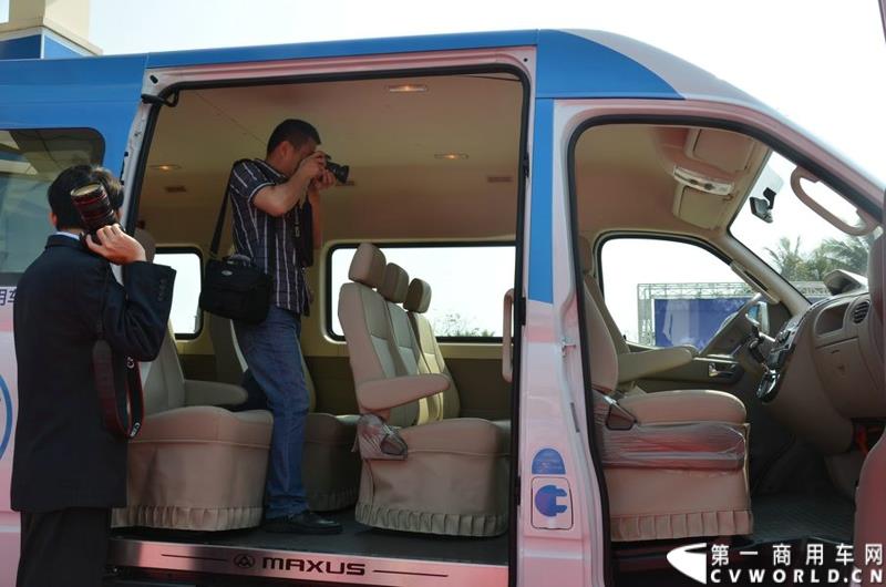 3月16日，5辆上汽大通EV80纯电动宽体轻客和20辆G10 MPV正式交付博鳌亚洲论坛大酒店。这批车将服务于本月26日即将召开的博鳌亚洲论坛。图为上汽大通EV80