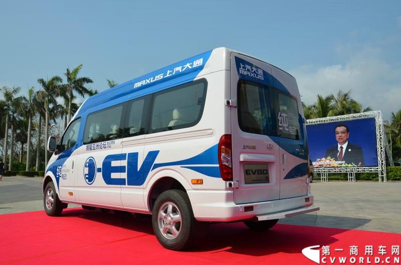 3月16日，5辆上汽大通EV80纯电动宽体轻客和20辆G10 MPV正式交付博鳌亚洲论坛大酒店。这批车将服务于本月26日即将召开的博鳌亚洲论坛。图为上汽大通EV80