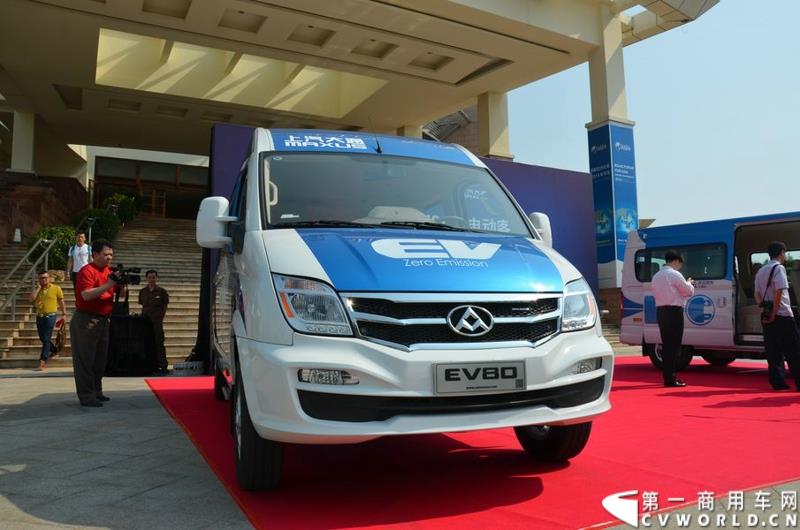 3月16日，5辆上汽大通EV80纯电动宽体轻客和20辆G10 MPV正式交付博鳌亚洲论坛大酒店。这批车将服务于本月26日即将召开的博鳌亚洲论坛。图为上汽大通EV80