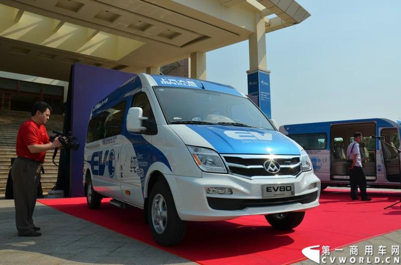 3月16日，5辆上汽大通EV80纯电动宽体轻客和20辆G10 MPV正式交付博鳌亚洲论坛大酒店。这批车将服务于本月26日即将召开的博鳌亚洲论坛。图为上汽大通EV80