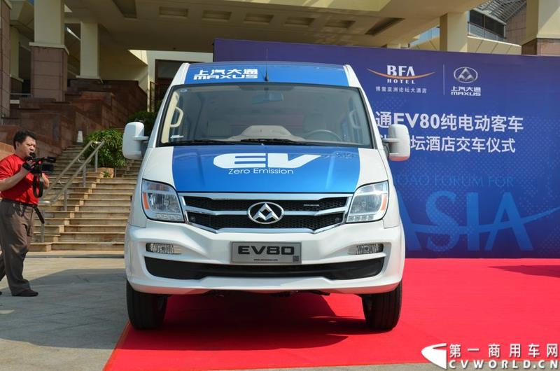 3月16日，5辆上汽大通EV80纯电动宽体轻客和20辆G10 MPV正式交付博鳌亚洲论坛大酒店。这批车将服务于本月26日即将召开的博鳌亚洲论坛。图为上汽大通EV80