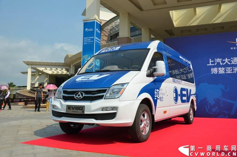 3月16日，5辆上汽大通EV80纯电动宽体轻客和20辆G10 MPV正式交付博鳌亚洲论坛大酒店。这批车将服务于本月26日即将召开的博鳌亚洲论坛。图为上汽大通EV80