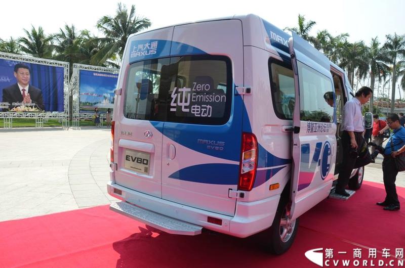 3月16日，5辆上汽大通EV80纯电动宽体轻客和20辆G10 MPV正式交付博鳌亚洲论坛大酒店。这批车将服务于本月26日即将召开的博鳌亚洲论坛。图为上汽大通EV80