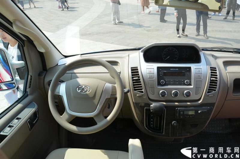 3月16日，5辆上汽大通EV80纯电动宽体轻客和20辆G10 MPV正式交付博鳌亚洲论坛大酒店。这批车将服务于本月26日即将召开的博鳌亚洲论坛。图为上汽大通EV80