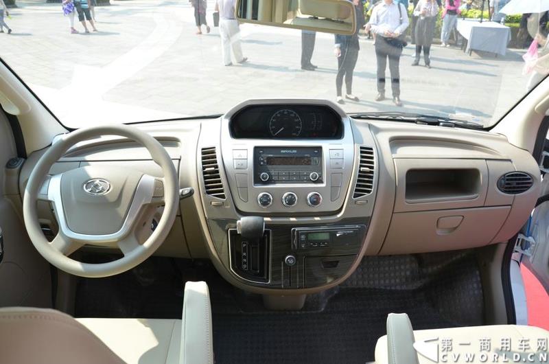 3月16日，5辆上汽大通EV80纯电动宽体轻客和20辆G10 MPV正式交付博鳌亚洲论坛大酒店。这批车将服务于本月26日即将召开的博鳌亚洲论坛。图为上汽大通EV80