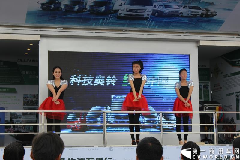 4月10日下午，“科技奥铃 绿动中国 福田汽车奥铃品牌国四轻卡品鉴会”活动在呼和浩特市超然奥铃4S店举行。图为福田奥铃“中国绿色物流万里行暨福田奥铃&图雅诺2015品质体验万里行”大蓬车巡展活动现场 