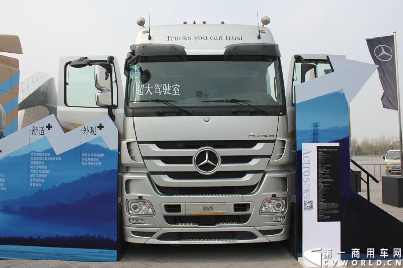 4月10日，梅赛德斯-奔驰牵引车T.C.O.运盈智汇升级品鉴会暨国五产品发布仪式在北京隆重举行，该活动的启幕，标志着T.C.O.运盈智汇于2015年正式推出全面升级版。符合国五排放标准的BlueTec 5版Actros也在活动现场亮相。图为符合国五排放标准的BlueTec 5版Actros精英版