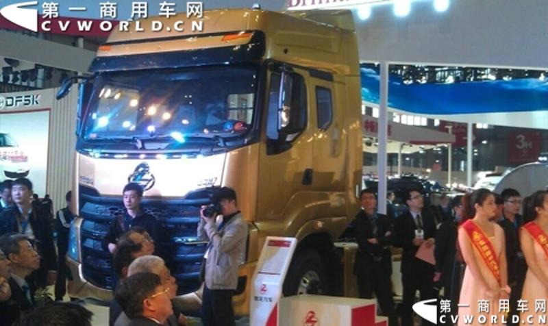 4月20日上午，东风柳汽终于在上海车展揭开“一部新卡车”——乘龙H7的面纱，此次上海车展柳汽展出三台乘龙H7系列产品，分别是两款牵引车和一款8x4重型载货车。图为东风柳汽上海车展全球首发推出的乘龙H7 6x4 平头牵引车外观及内饰 