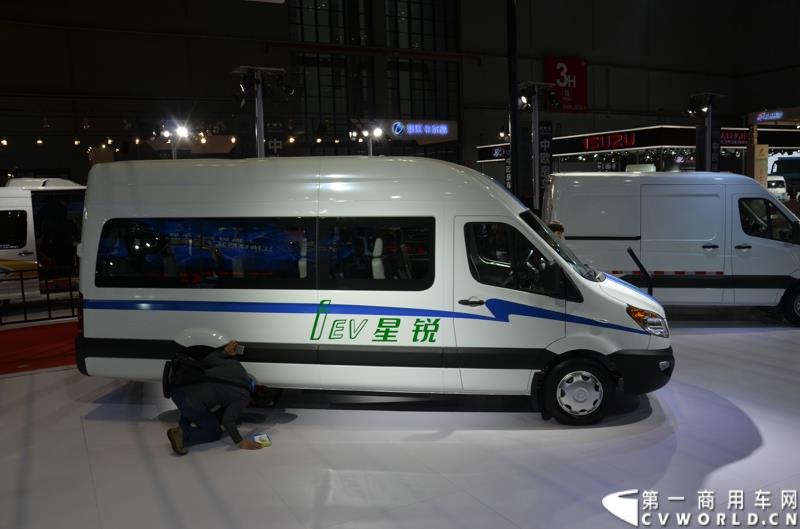 4月20日，第十六届上海国际车展盛大开幕，中国商用车行业领军品牌江淮轻型商用车携帅铃全系产品及最新国五动力集体参展，帅铃轻卡、帅铃X小卡、帅铃威司达中卡、帅铃T6皮卡等多款明星产品以城市物流专家集群形象亮相。图为帅铃X 