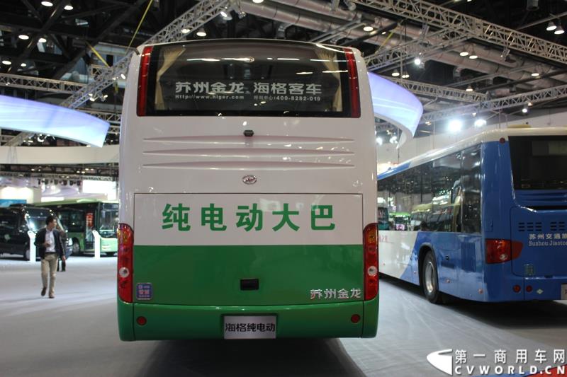 5月11日，2015北京国际道路运输、城市公交车辆及零部件展览会在北京国家会议中心盛大开幕，苏州金龙海格客车发布“绿管家”新能源客车无忧解决方案。展会现场展出数款明星车型。图为海格纯电动客车KLQ6109TAEV1