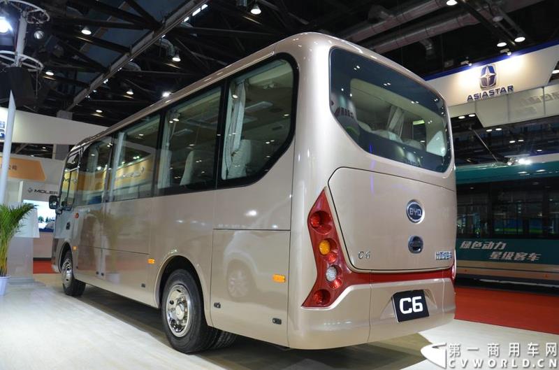 2015北京国际道路运输、城市公交车辆及零部件展览会于5月11日-13日在北京国家会议中心隆重举行。比亚迪商用车携C9、C6纯电动客车、T3纯电动物流车、e5纯电动出租车、CPD25电动叉车首次参展。图为比亚迪C6纯电动客车