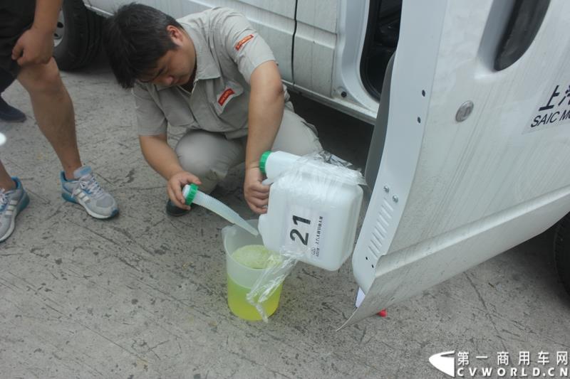 6月28日，上汽大通V80节油挑战赛全国总决赛在杭州开战。此次赛事用车为上汽大通V80 AMT车型，是行业内首款搭载AMT机械自动变速箱的宽体轻客车型。图为：工作人员测量油耗
