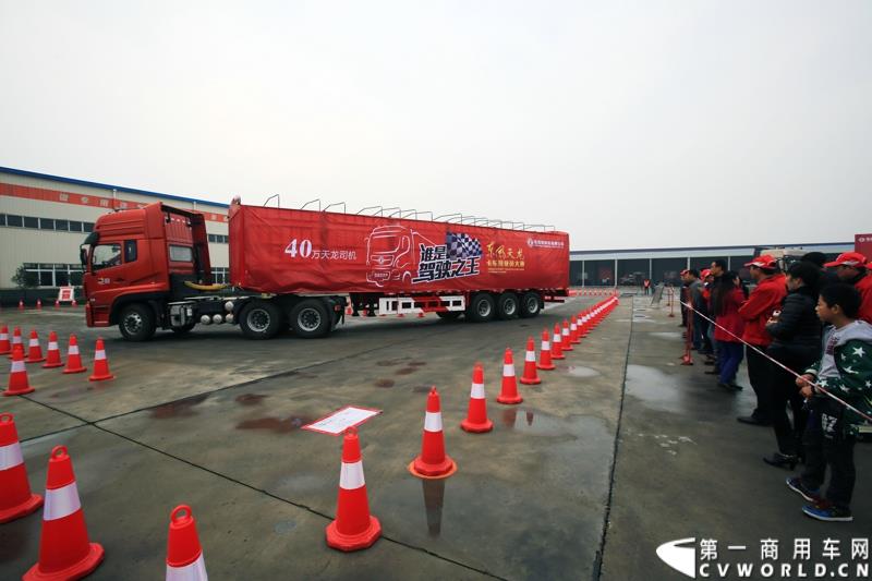  7月23日，“出彩天龙哥，中国好司机”东风天龙卡车驾驶员大赛总决赛在东风商用车有限公司总部湖北十堰举行，在全国各地比赛中进入总决赛的27名天龙哥将进行最后角逐。东风天龙卡车驾驶员大赛的举办，不仅为天龙哥们搭建了展示职业风采的平台，还为长期奔波的驾驶员们提供了一个与家人短暂相聚的机会。图为：反向直角倒车